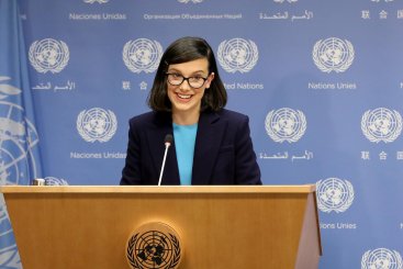 Millie Bobby Brown hablando desde un podium en las Naciones Unidas.